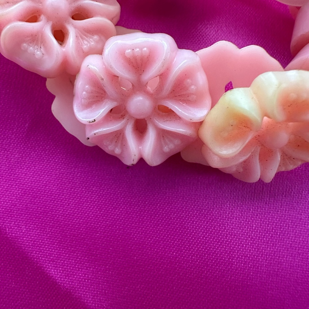 * Bundle 3 for 1 -Vintage Multiple Design Set of 16 Pink Buttons. - Picture 9 of 9